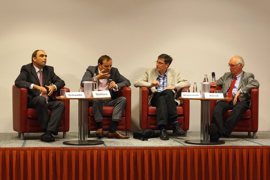 v.l.n.r.: PD. Dr. Lars Schaade (Robert Koch-Institut), Volker Stollorz (Wissenschaftsjournalist), Volkart Wildermuth (Wissenschaftsjournalist und Moderator) und Prof. Dr. Hans-Dieter Klenk (Philipps-Universität Marburg)