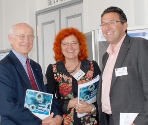 Prof. Robert G. Webster, Dr. Andrea Ammon and Prof. Stephan Ludwig (Photo: FZ/Thomas)